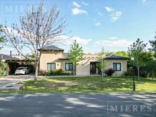 Casa En Venta En Los Jazmines, Pilar Del Este