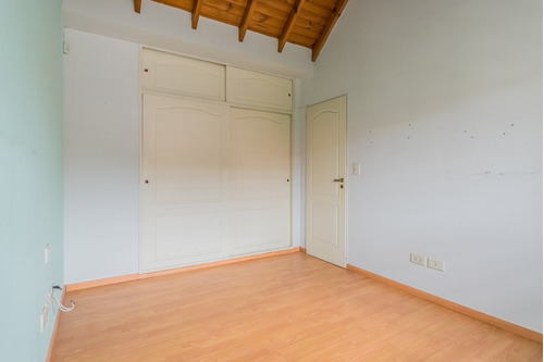 Imagen 25 de 30 de Venta De Casa Tipo Duplex De 3 Ambientes Con Cochera. En Banfield Este.