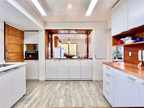 Casa En Venta De 5 Dormitorios Y Piscina - Ñuñoa