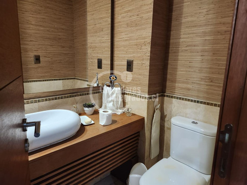 Departamento En Venta De 5 Dorm. En Las Condes