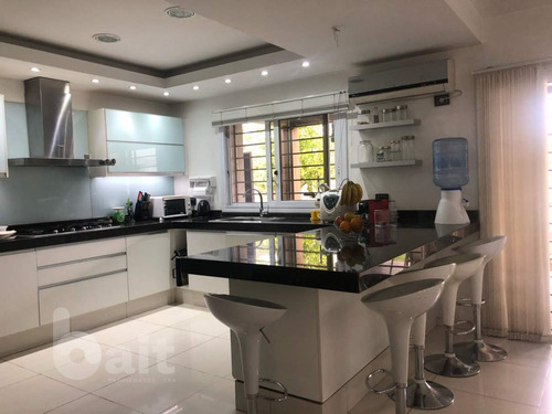 Imagen 20 de 29 de Venta Casa En El Cerro De Las Rosas, Moderna, Impecable De 3 Dormitorios Con Pileta Climatizada Y Calefacción Central.
