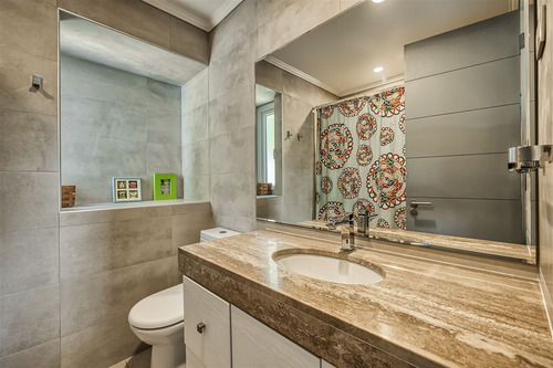 Moderna Y Eficiente Casa En Las Condes, Sector Residencial