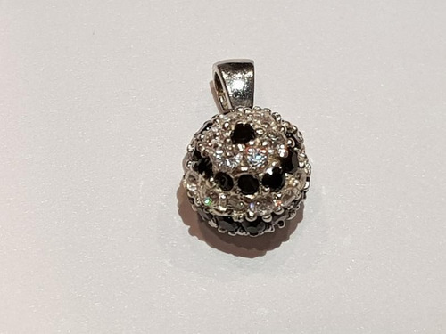 Imagen 4 de 8 de Dije Plata Rodinada Con Cubic Blanco Y Negro Redondo