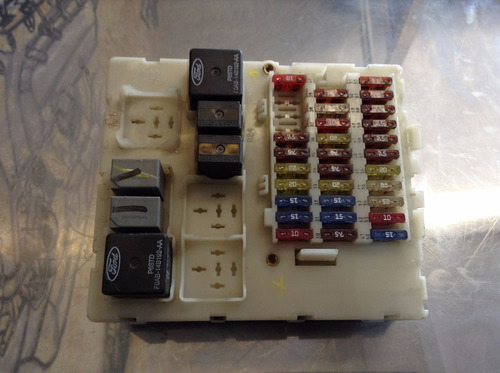 Modulo Fusibles Relevadores Focus Zetec 2.0 Mod: 00-04 Std. (Usado)