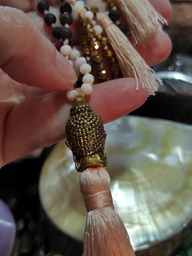 Imagen 2 de 4 de Collar Colgante Accesorio Con Cuentas Y Dije Buda Y Flecos