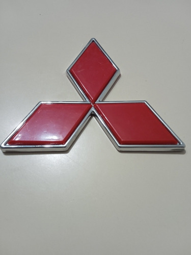 Emblema Tres Diamante Rojo Compuerta Mitsubishi Montero.    