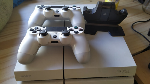 Playstation 4 + 2 Joystick + Base/cargador