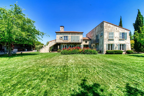 Gran Casa Provenzal Con Paisajismo En Condominio C...