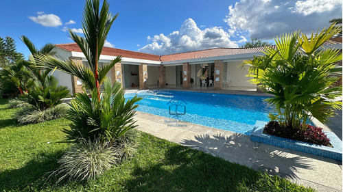 Un Oasis De Elegancia Y Confort: Descubre Esta Casa De Lujo Con Piscina Y Diseño Vanguardista En Villavicencio