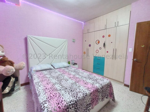 Townhouse En Venta El Limon 23-21467 Jcm