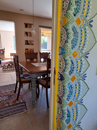 Hermosa Casa Provenzal, Con Lindo Jardín. Chicureo Poniente.