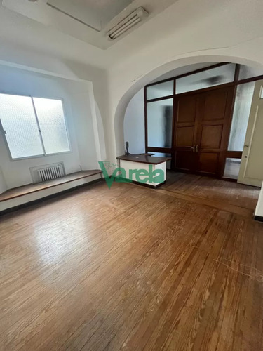Venta Apartamento Centro De Estilo. Tres Dormitorios.