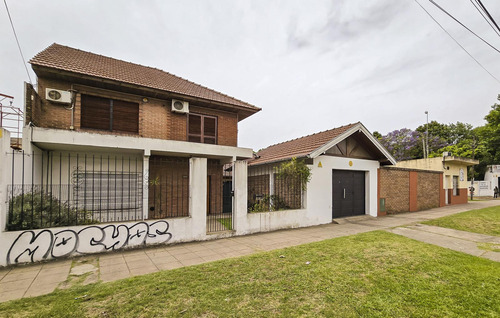 Casa En Venta En Rafael Calzada De 5 Ambientes