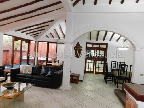 Fredxia Castillo Vende Amplia Casa, Amoblada Y Con Piscina En La Avenida Los Abogados De Barquisimeto # 25-11394