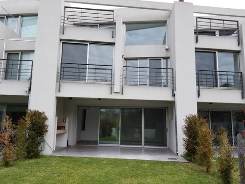 Triplex Con Jardin Y Parrillla Seguridad Y Excelente Zona