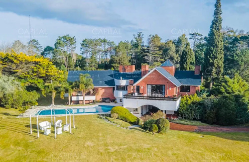 Casa De Seis Dormitorios En Venta En Barrio Golf, Punta Del Este