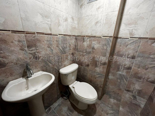 En Alquiler Moderna Oficina En Torre Empresaria, Con 2 A/a De 5 Toneladas C/u, Recepcion Y Sub Dividida En 4 Cubiculos En Vidrios, 2 Salas De Baño Y Mas, Hagamos Negocios, Contactame Dennymar B4b8o69