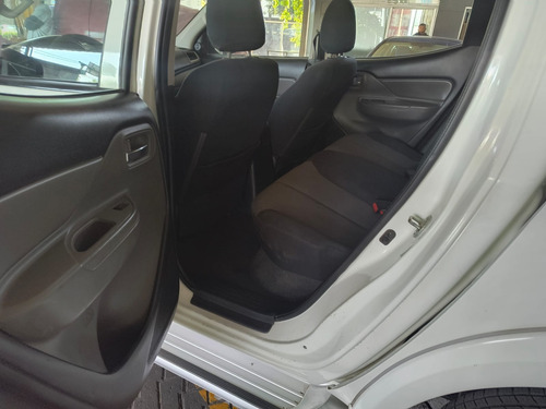 Mitsubishi L200 2.4 Cabina Doble 4x2 Mt
