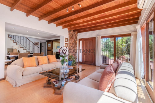 Espectacular Casa De Cinco Dormitorios Y Piscina En Venta - Playa Mansa- Ref: 2734