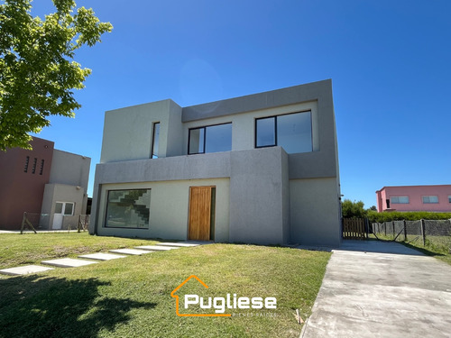 Casa En Venta A Estrenar Con Pileta. Lote Interno. Acacias Puertos