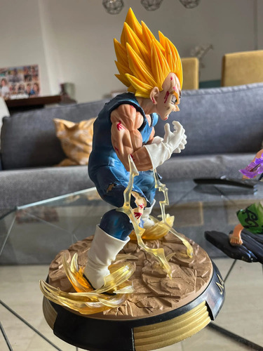 Figura Dragon Ball Z Vegeta Gigante Saiyan En Pedestal 28cm