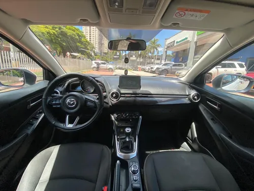 Mazda 2 Touring 1.5 sedan mecanico