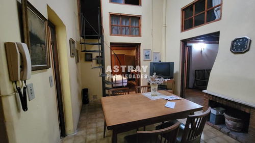 Apartamento En Venta De 5 Dormitorios En Montevideo (ref: Ast-3087)