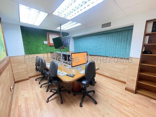 Y.t. Oficina En Venta, Los Cortijos De Lourdes Mls #25-17194