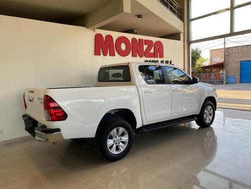 Imagen 5 de 10 de Toyota Hilux 2.8 Cd Srv 177cv 4x2 2017