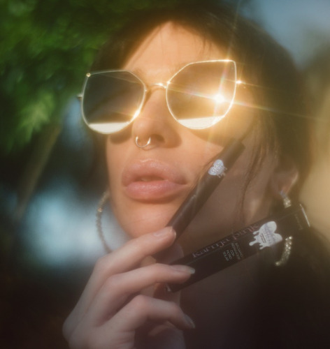 Imagen 7 de 10 de Bálsamo Reparador Filtro Solar Labial Cool Shot Karma Pink