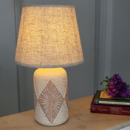 Abajur De Quarto Luminária De Mesa Cor Areia E Cúpula Palha