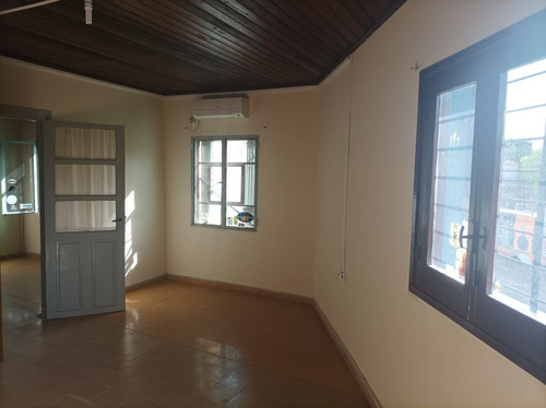 Casa En Dos Plantas Con Parrillero Y Salon Comercial , Acepta Banco , Planos .