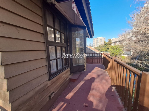 Casa En Venta De 5 Dorm. En Ñuñoa