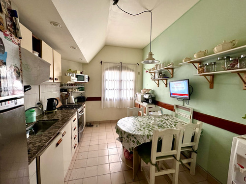 Duplex En Excelente Estado Sobre Calle Medina, Caseros Centro