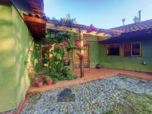 Casa De Campo Con Terreno En Venta - Potencial Comercial - D