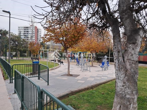 Casa En Venta De 3 Dorm. En Las Condes