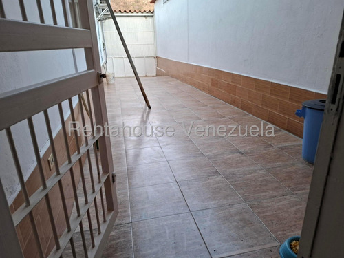 Casa De Dos Plantas En Venta En Via El Ujano Barquisimeto Lara Rc