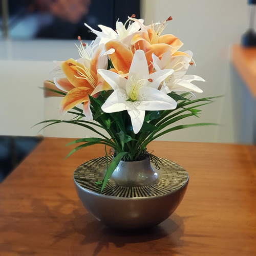 Imagem 5 de 5 de Arranjo De Flores Artificiais Com Lírios No Vaso De Fibra