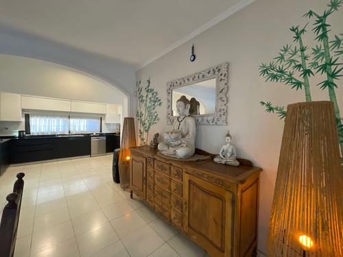 Amplia Y Moderna Casa En Venta De 3 Dormitorios C/cochera En Lomas De Mendiolaza
