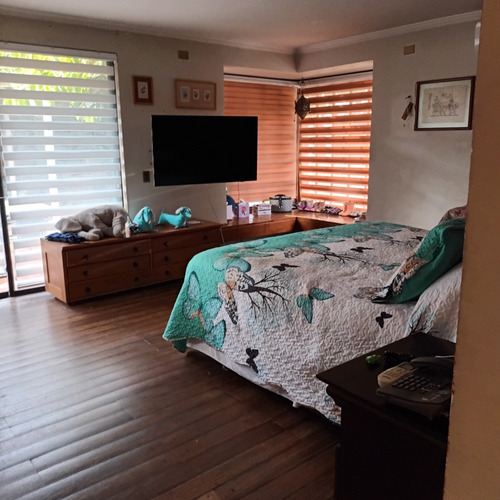 Casa Estilo Conolial, 2 Pisos Con Amplios Espacios