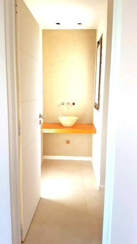 Casa En Venta En El Canton Con 3 Dormitorios. Con Renta