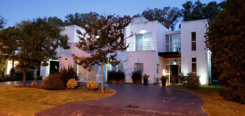 Moderna Propiedad En Barrio Privado Santa Ana