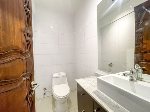 Casa En Venta De 4 Dorm. En Lo Barnechea