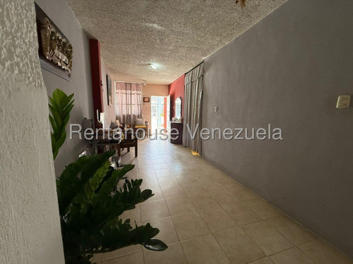 Raiza Suárez Vende Amplia Casa Ubicada En El Este De Barquisimeto 2 5 2 4 4 8 6 Con Área De Lavado, Cocina De Mampostería Y Con Fundaciones Para El Segundo Nivel.