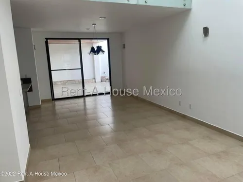 Casa Con Cuarto De Servicio, 4 Recámaras, Área De Tv. Cumbres Del Lago - Venta Rah2204