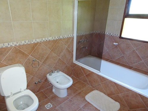 Casa En Venta - 3 Dormitorios 4 Baños 2 Cocheras - 332mts2 - Villa Gesell