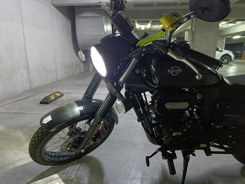 Hermosa Moto De Color Negro, Con Dos Cascos, Funda Y Candado
