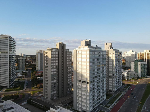 Imagen 2 de 14 de Venta Apartamento Punta Del Este Piso 16 A Metros De Playa