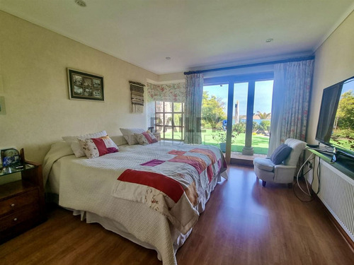 Casa En Venta De 5 Dorm. En Concón
