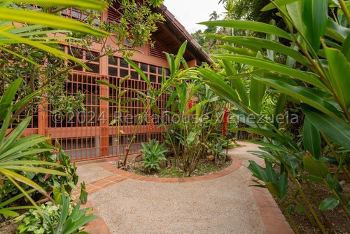 En Venta Casa Duplex - Urb. Colinas Del Tamanaco.